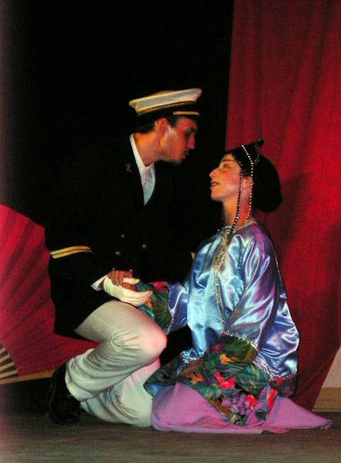 Le Pays du Sourire, Beaulieu (34), 2003. Rôle de Gustave, avec Olivier Déjean (L'Eunuque) et Kamala Stroup-Rocher (Mi)